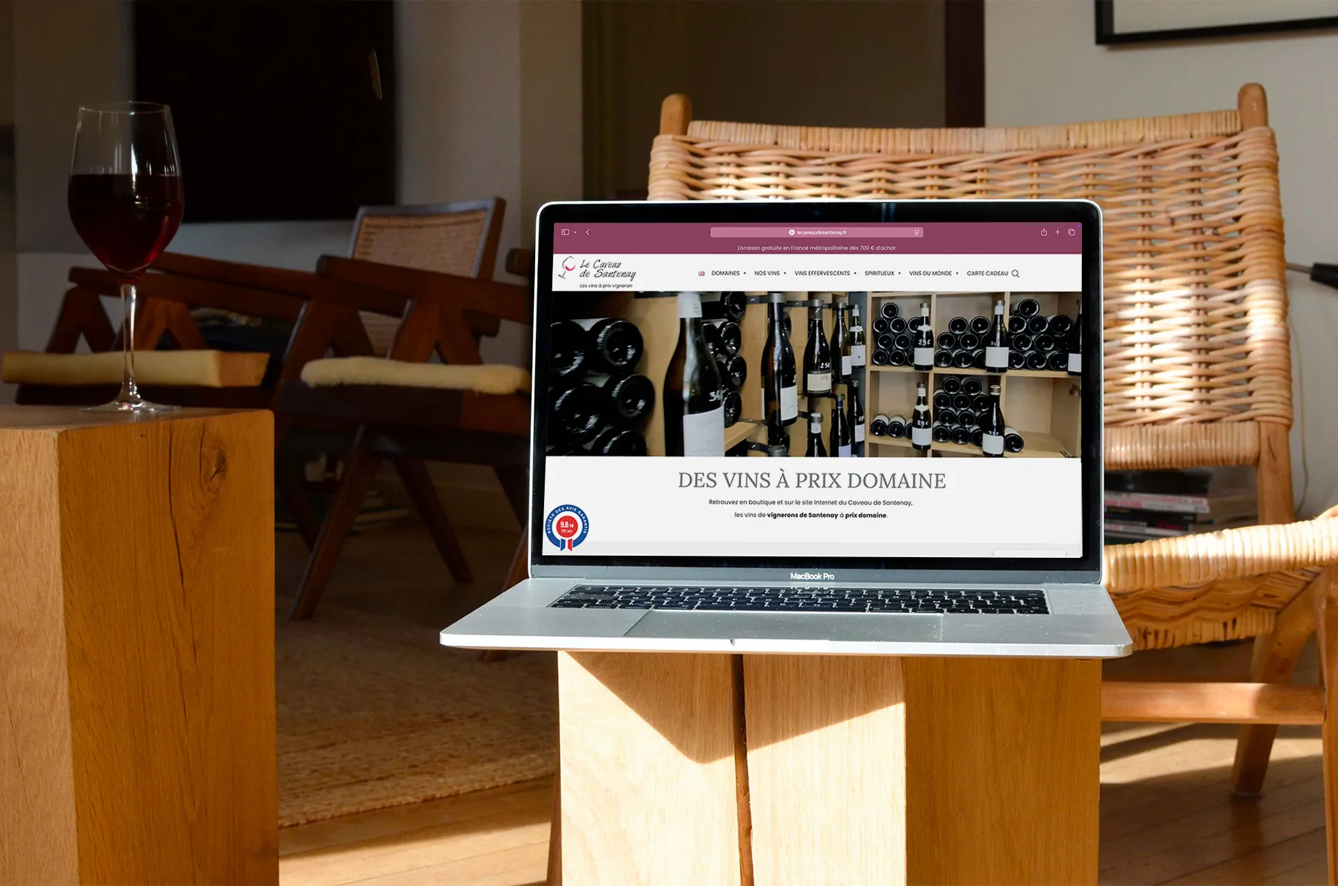 Macbook posé sur une table basse