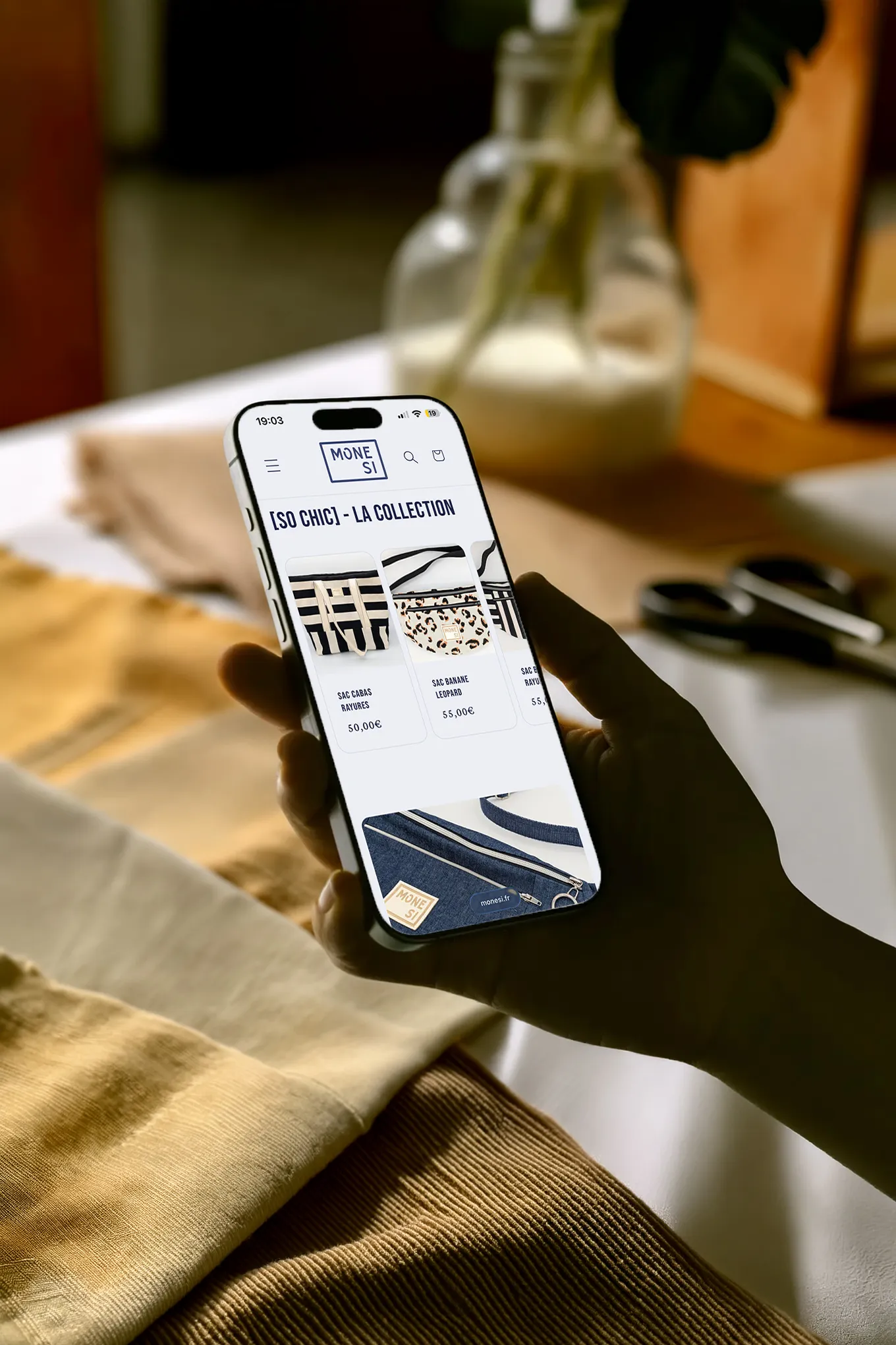 Site Internet MoneSi version mobile, arrière-plan de tissus